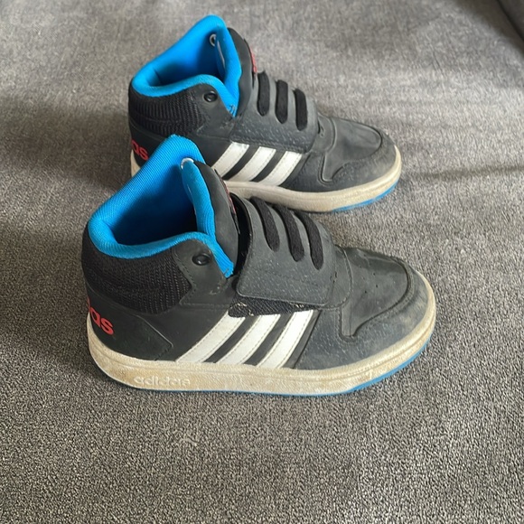 Small adidas shoes  (9K size) - Picture 3 of 7